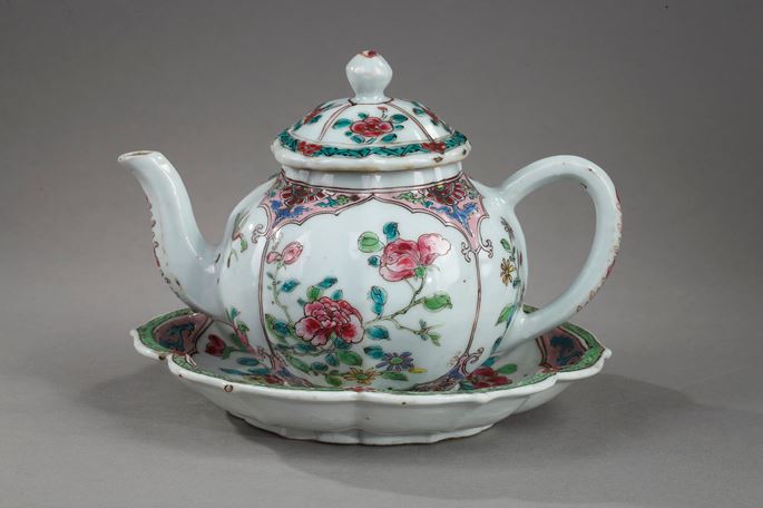 Teapot and pattipan porcelain Famille rose decorated with flowers | MasterArt